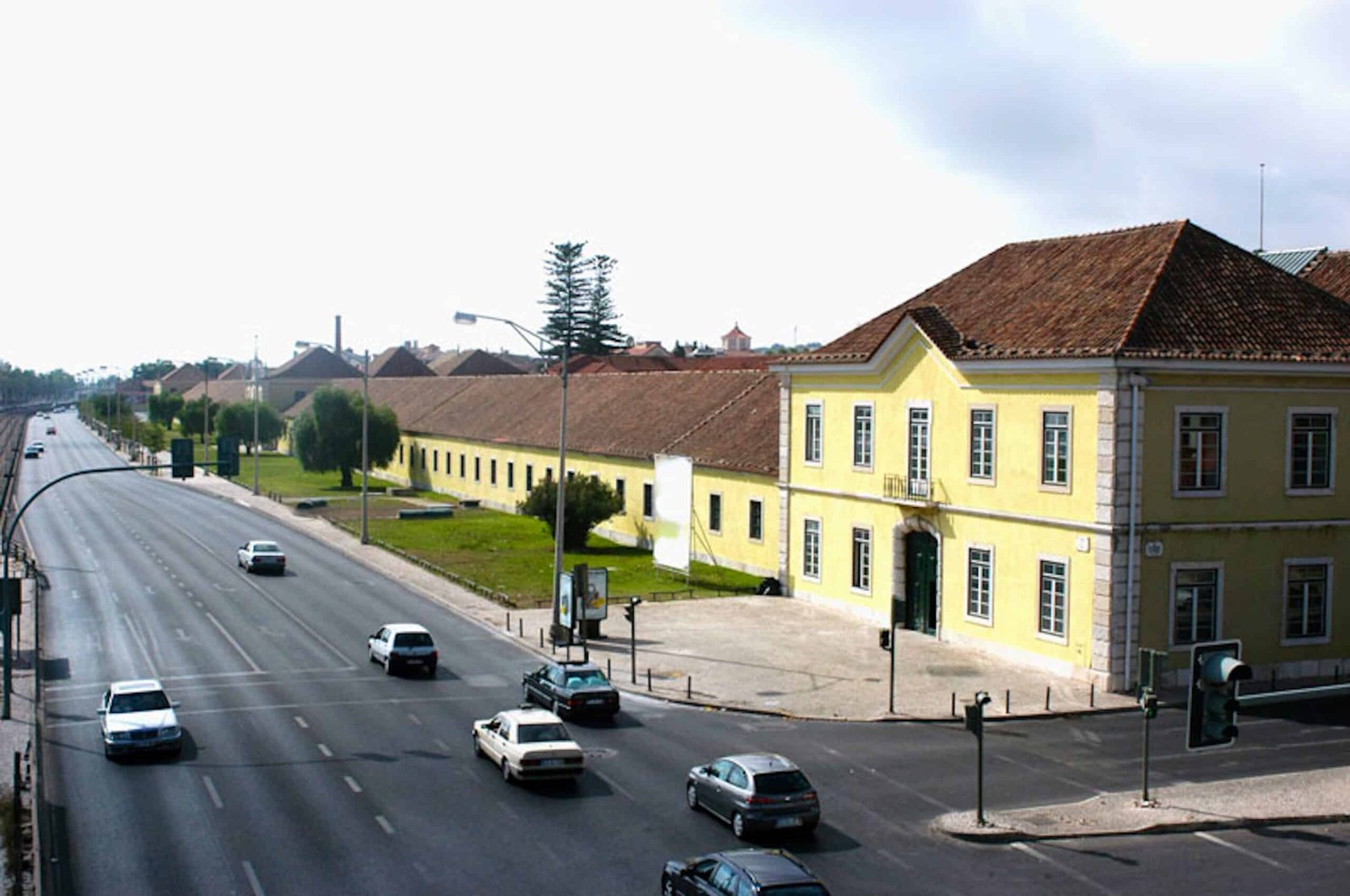 Parte exterior da rua do edifício da Cordoaria Nacional