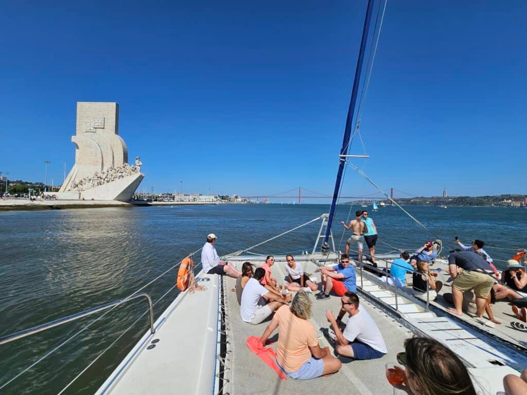 Colegas de trabalho a passear pelas margens do rio tejo