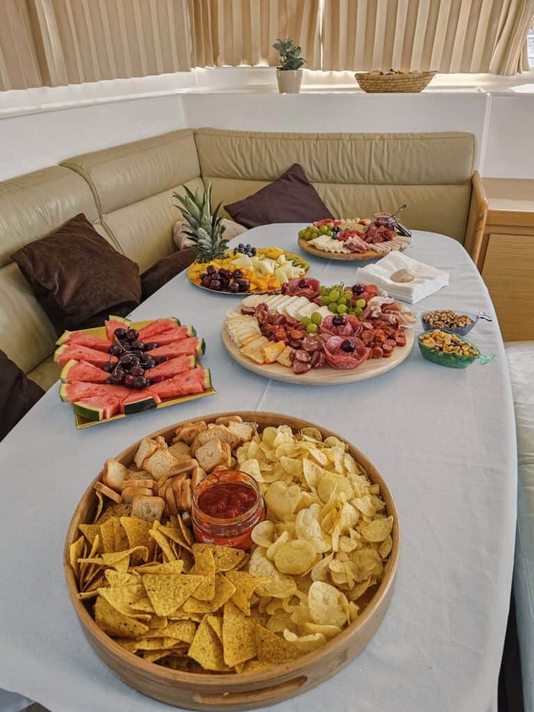 Mesa repleta de deliciosos aperitivos e muita fruta