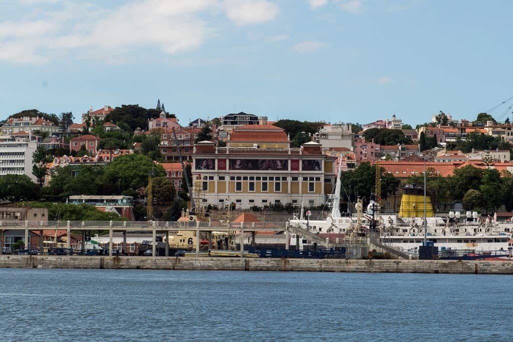 Museu de Arte Antiga observado do Rio Tejo