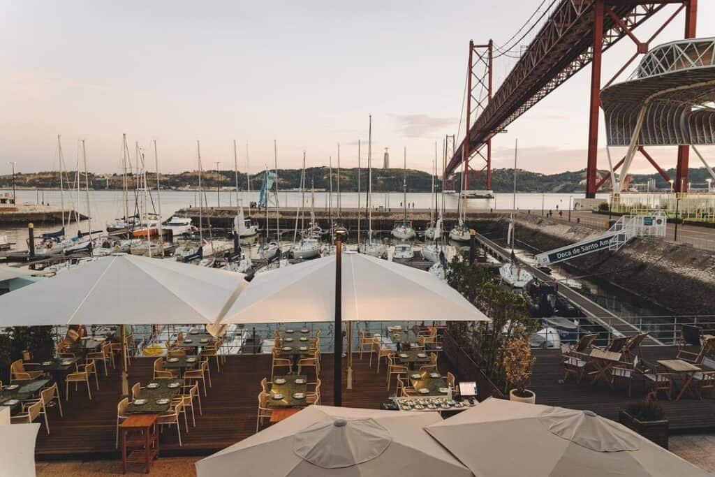 Vista do restaurante "Descarado" na Doca de Santo Amaro