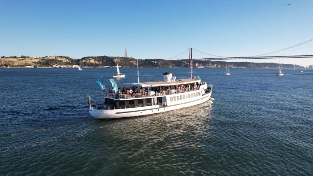 Imagem panorâmica do barco Évora durante um evento no rio Tejo