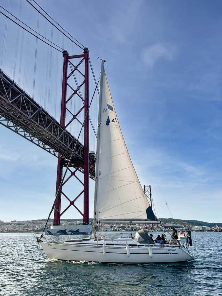 Elegante veleiro a navegar pelas águas do rio Tejo