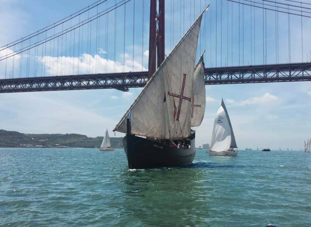 Caravela Vera Cruz perto da ponte 25 de abril