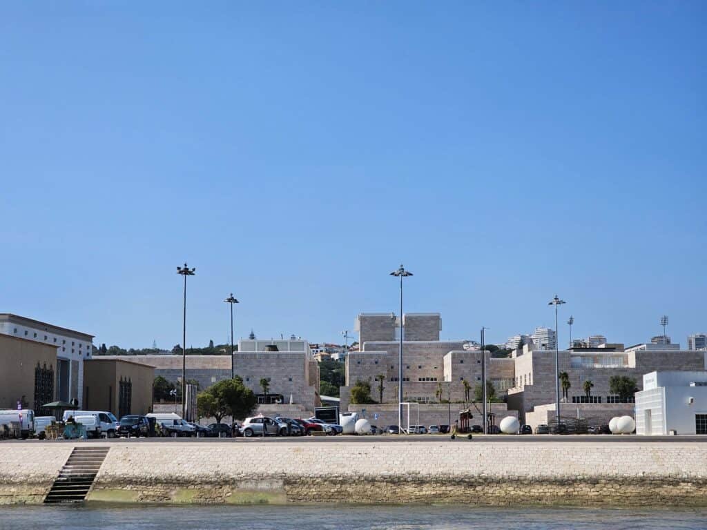 CCB visto do Rio Tejo, durante um passeio de barco em Lisboa