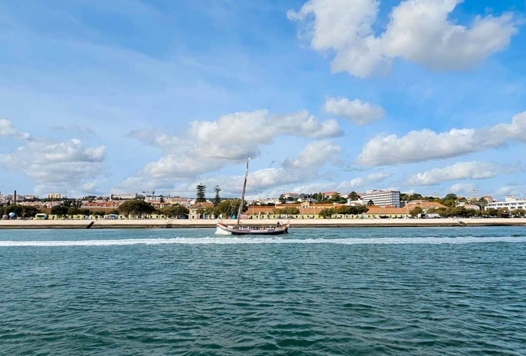 Edifício da Cordoaria Nacional (edifício amarelo), visto do rio tejo