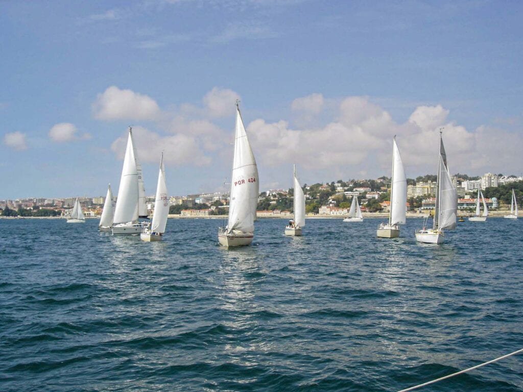 Regata pelo rio Tejo, com cerca de 12 veleiros