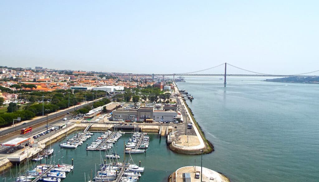 Vista do miradouro do Padrão dos Descobrimentos para a Doca de Belém e para o rio