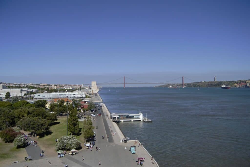 Vista do miradouro da Torre de Belém, onde se observa o Padrão dos Descobrimentos