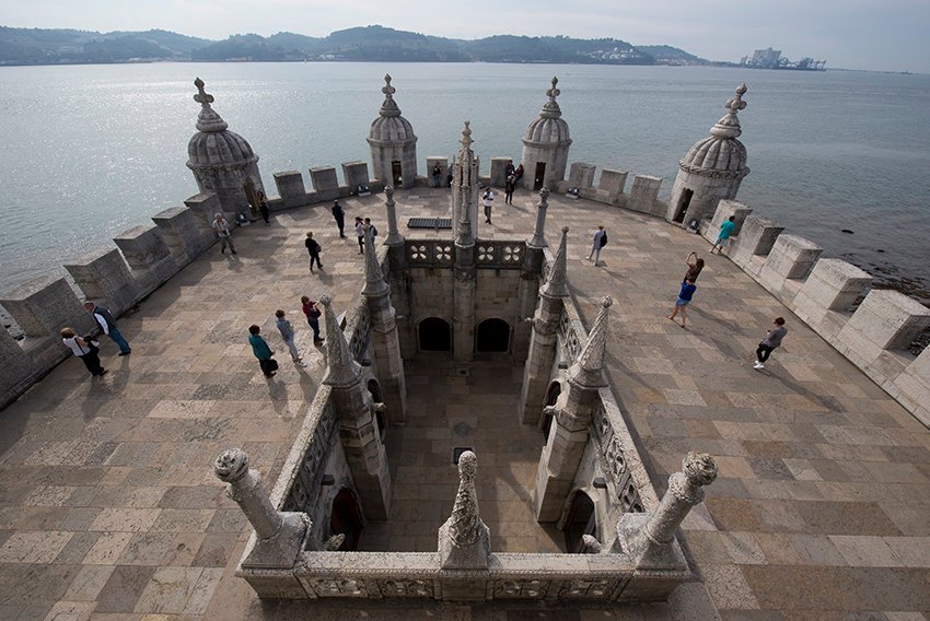 Vista aérea do Miradouro da Torre de Belém, com o rio tejo como fundo