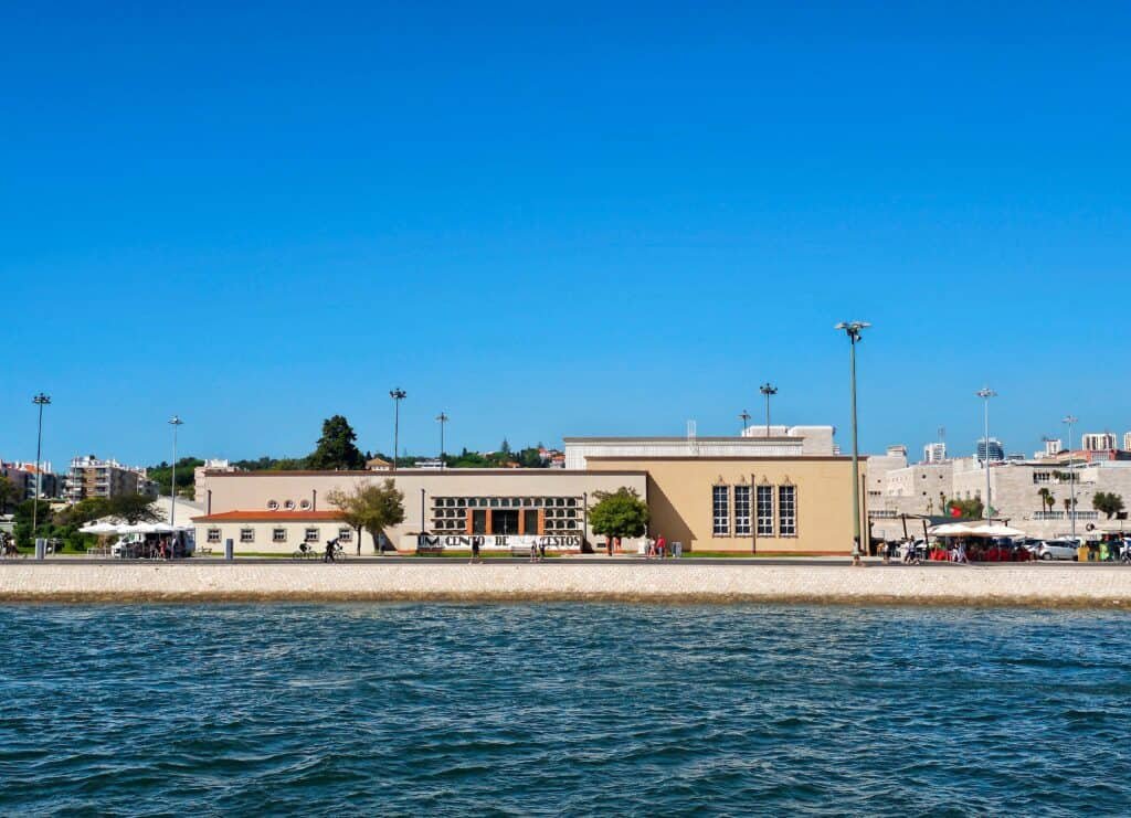 Museu de Arte Popular observado do rio Tejo, durante um passeio de barco