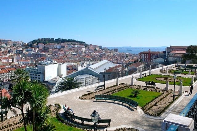 O miradouro de São Pedro de Alcântara e o seu jardim, com vista para o rio tejo