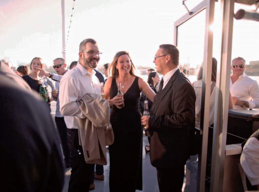 Convívio entre colegas de trabalho, durante um passeio de barco. Evento corporativo.