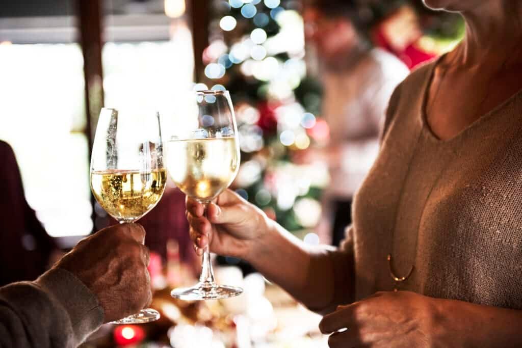 Brinde natalício durante o jantar de natal da empresa, a bordo