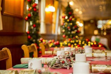 Preparativos para um jantar de natal com os colaboradores da empresa