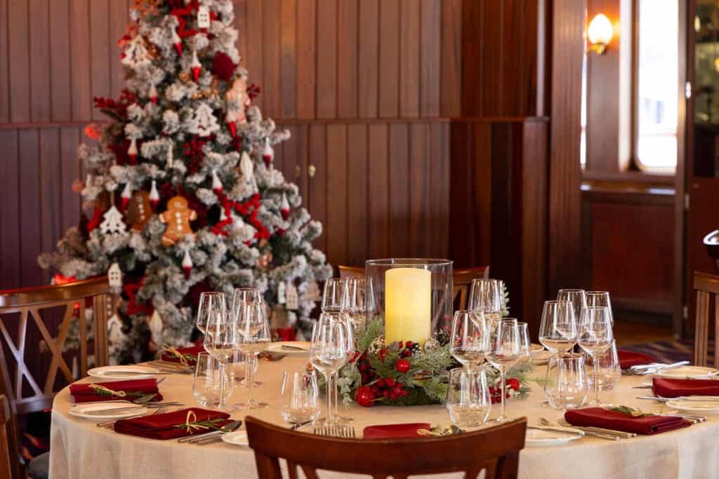 Mesa de natal decorada a rigor e uma árvore de natal