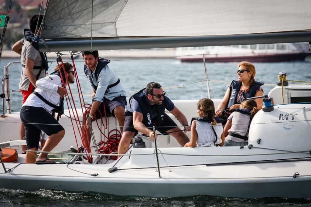 Regata em família no rio Tejo. Até os membros mais novos (crianças) ajudam.