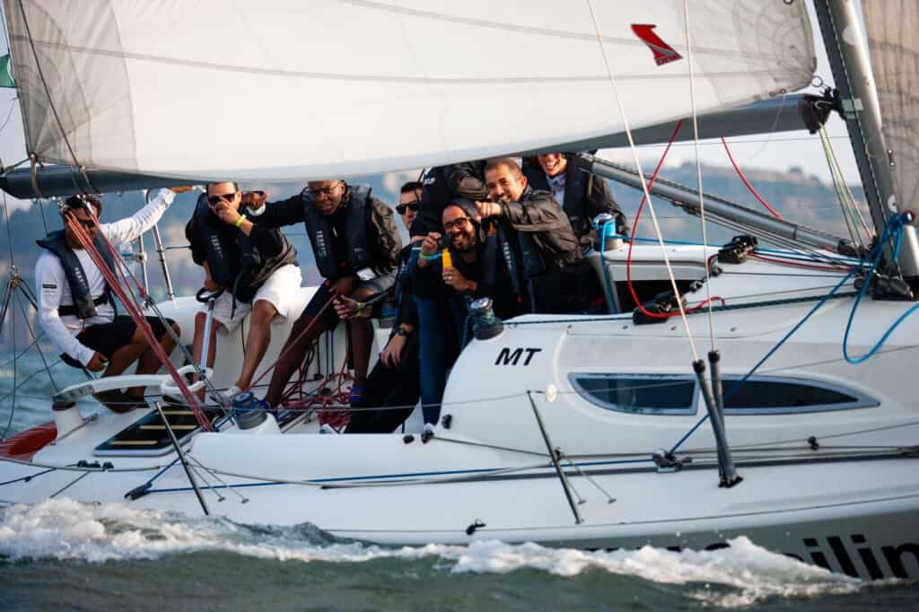 Amizade a alegria durante uma regata no rio Tejo. Aproveitar para fortalecer os laços de amizade