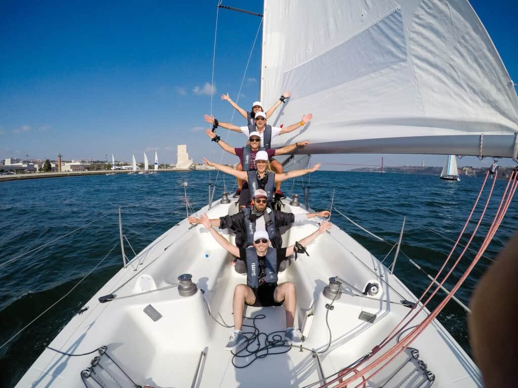 Grupo de 6 pessoas que participaram numa regata no rio Tejo