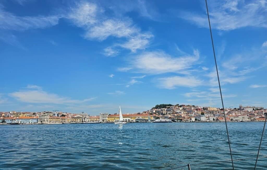 Vista desde o rio Tejo para a cidade de Lisboa, durante uma experiência náutica