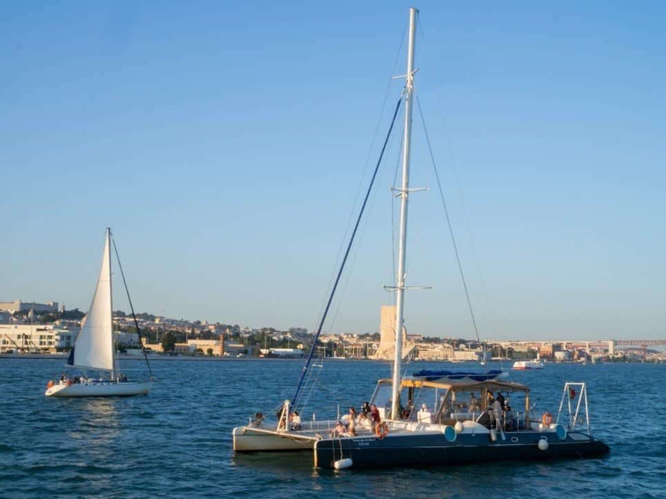 Pessoas durante um passeio de barco pelo rio Tejo, em Lisboa