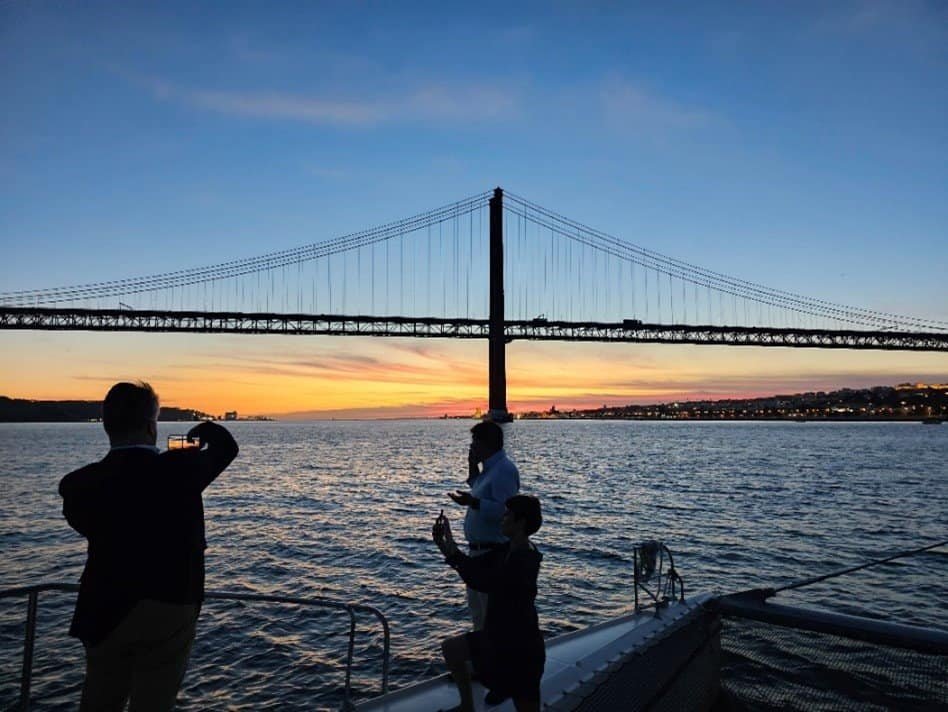 O momento para apreciar o pôr-do-sol durante esta maravilhosa experiência a bordo