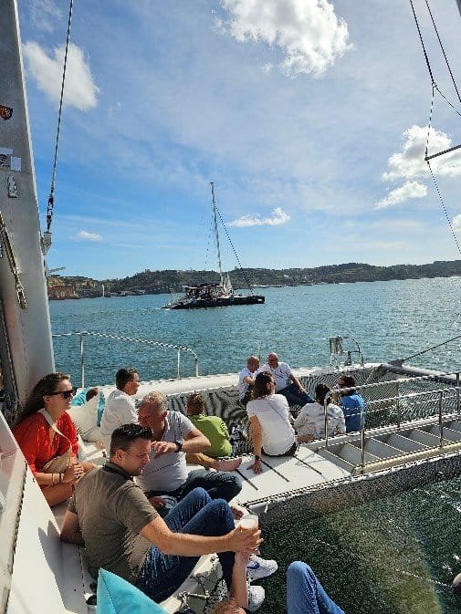 Convidados da SMF Agency divididos em dois catamarãs, durante um passeio de barco