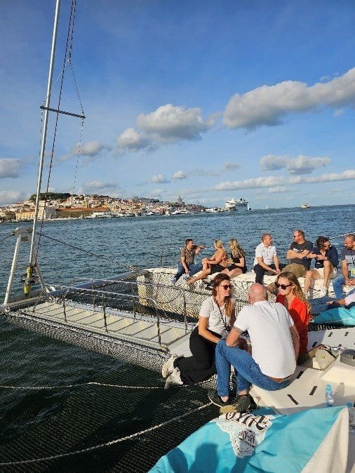 Convidados da SMF Agency a fazerem networking, durante um passeio de barco no rio Tejo