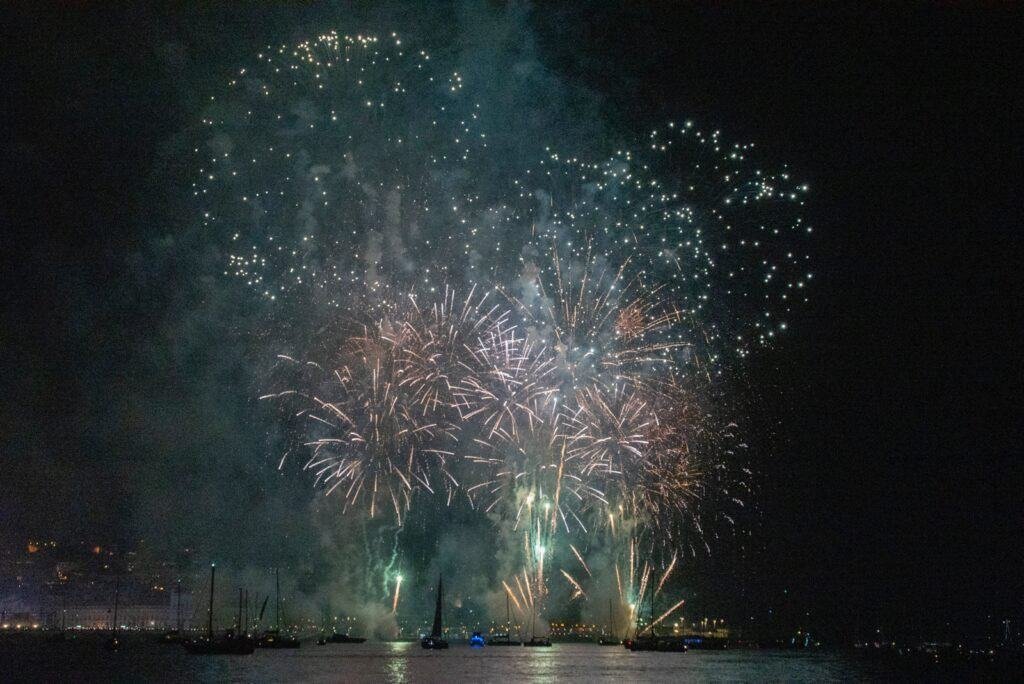 A beleza do fogo de artifício observado a partir do rio Tejo