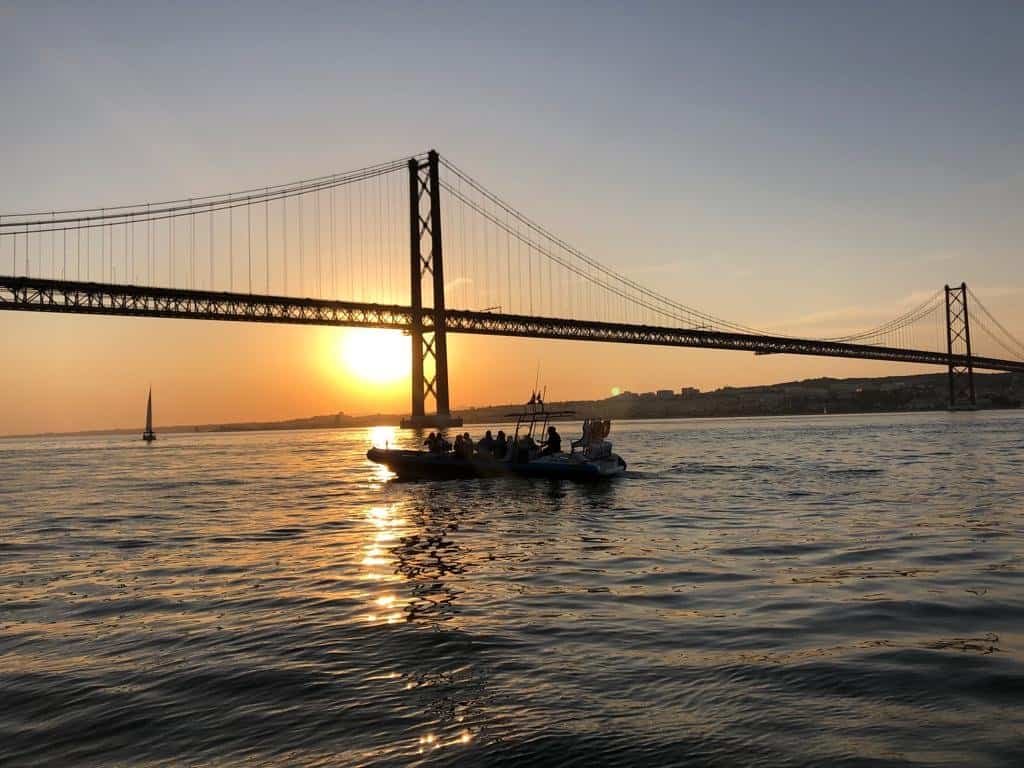 Passeio de lancha rápida ao pôr do sol, no rio Tejo