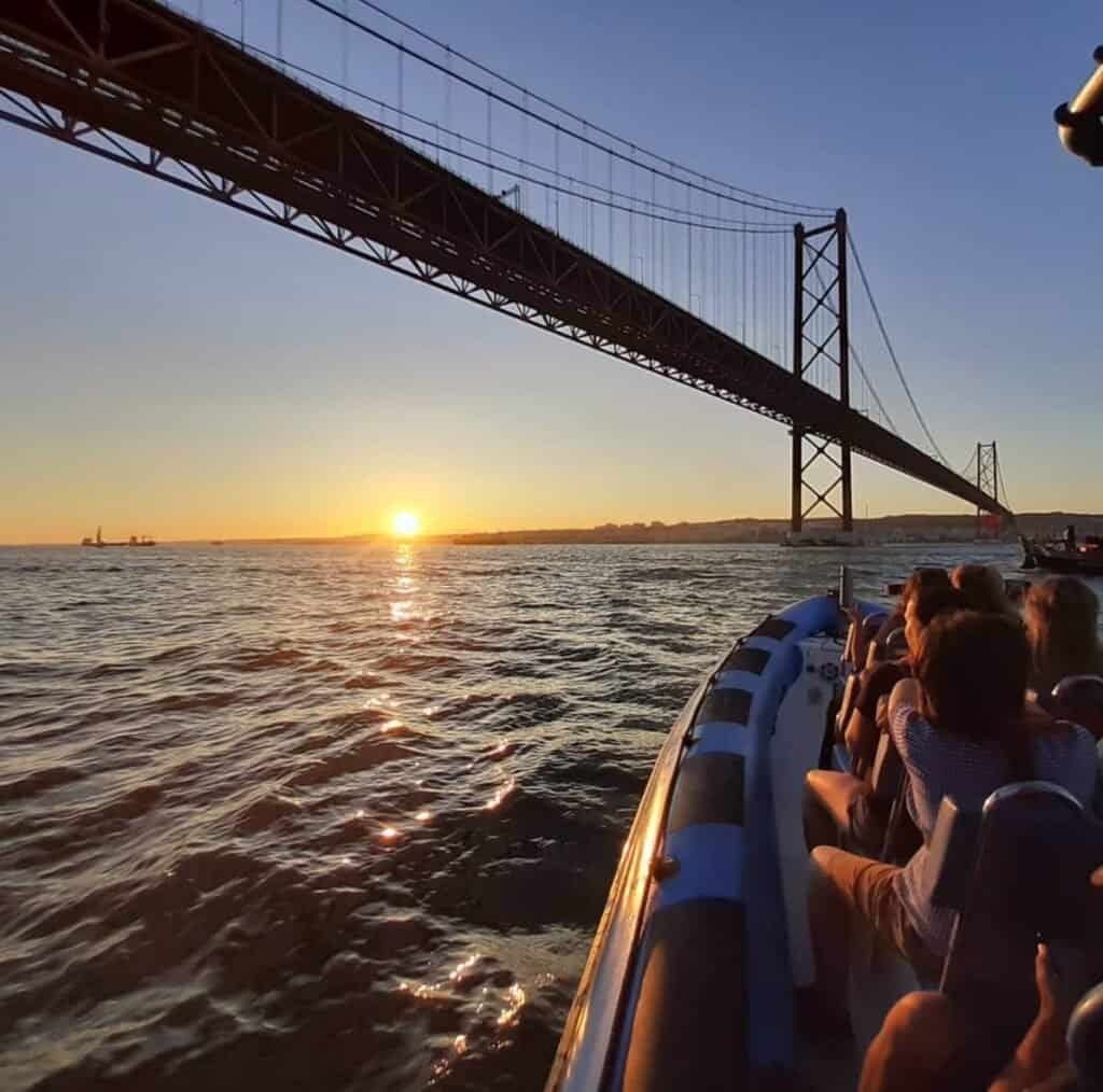 Passeio rumo ao sunset, com amigo, em Lisboa