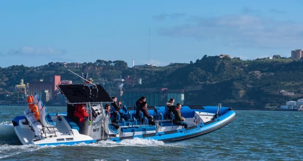 Lancha rápida a passear pelo Rio Tejo