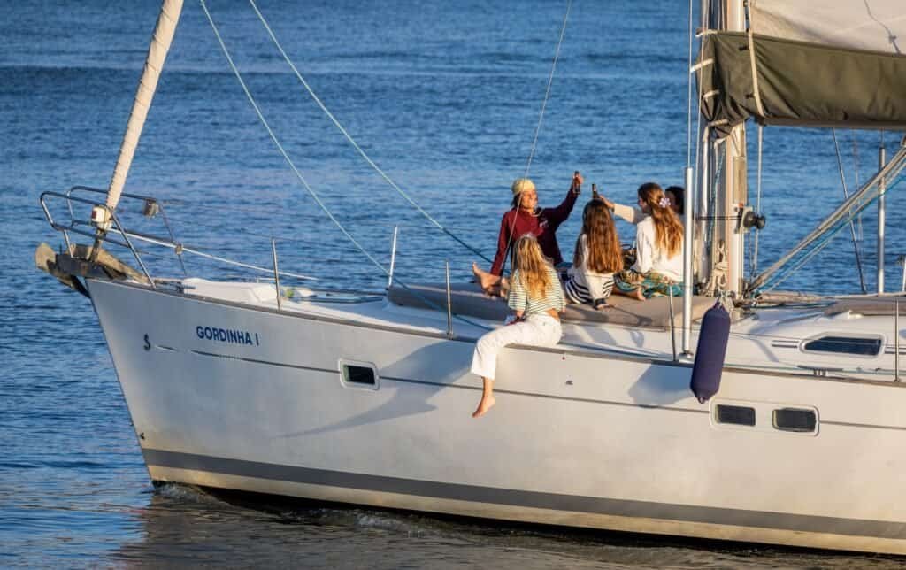 Um passeio de barco com amigas, no rio Tejo