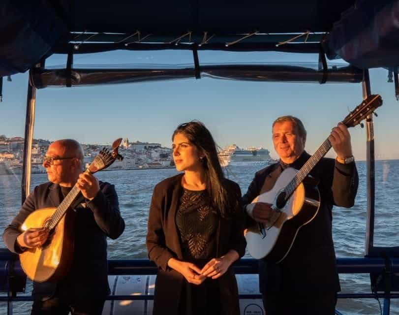 Fadista acompanhada por dois guitarristas, durante um passeio de barco no rio Tejo