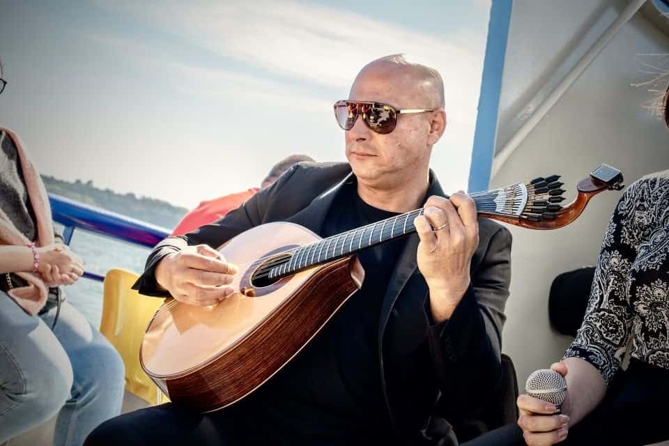 Guitarrista a tocar durante uma experiência a bordo