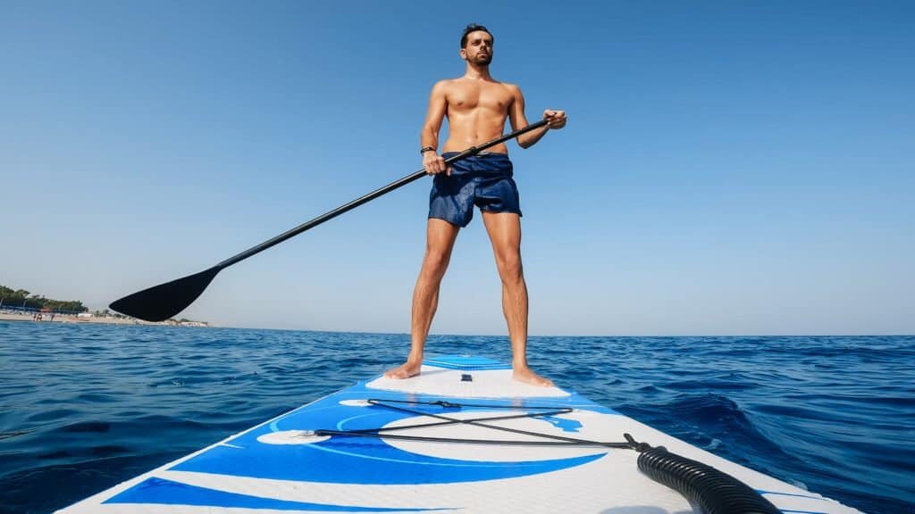 Homem a praticar stand up paddle, no rio Tejo