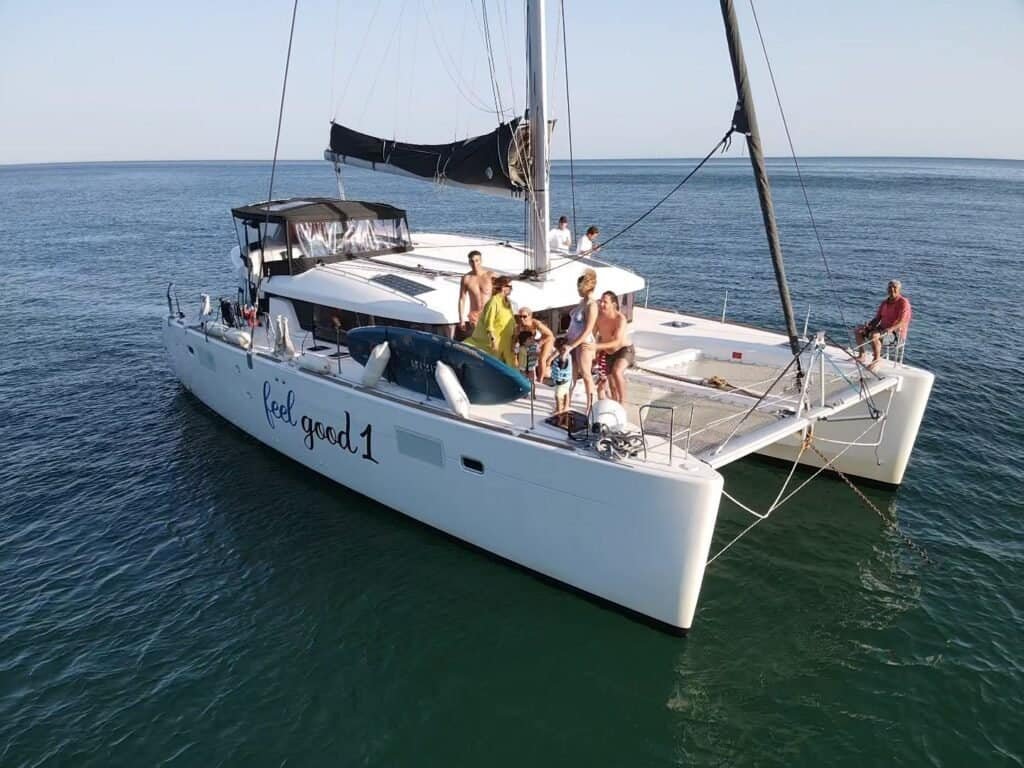 Catamarã com família a bordo, durante um passeio no Rio Tejo