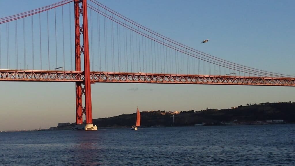 Ponte 25 de Abril vista do rio Tejo