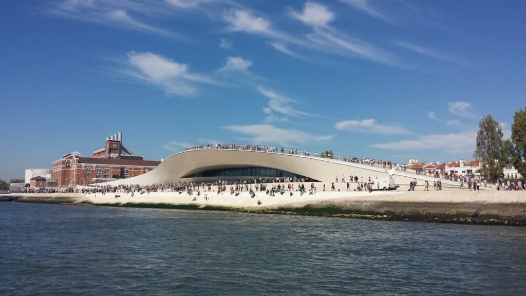 MAAT visto do rio Tejo