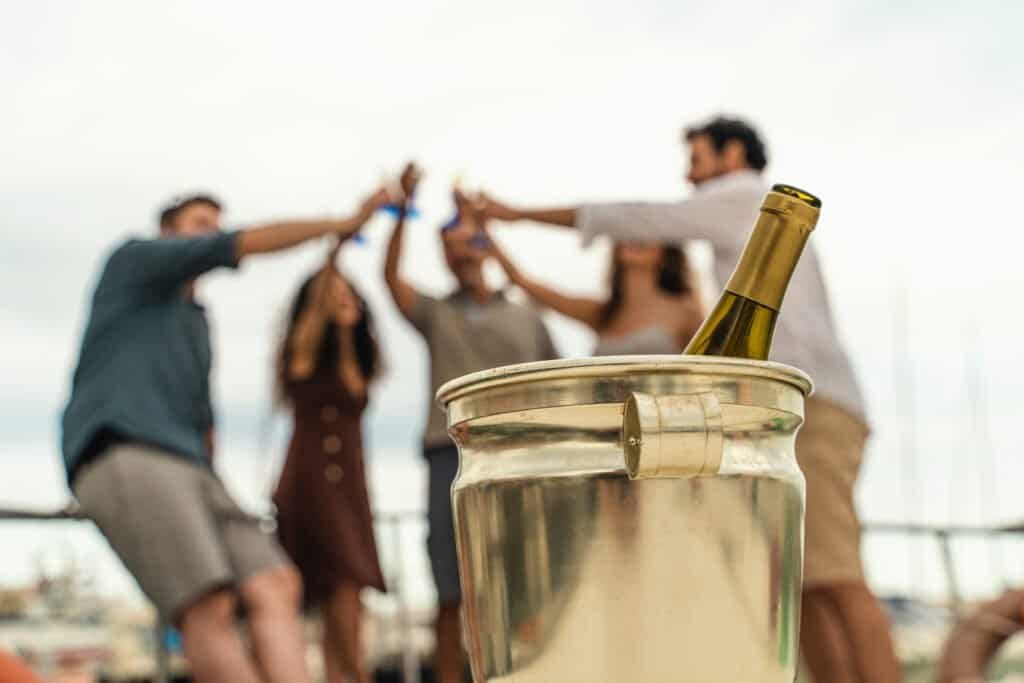 Amigos brindam com vinho no convés do barco