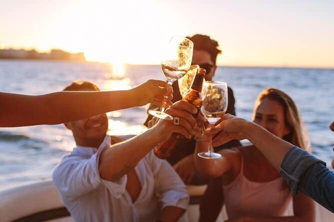 Brinde entre amigos durante uma prova de vinhos a bordo, no rio Tejo, em Lisboa