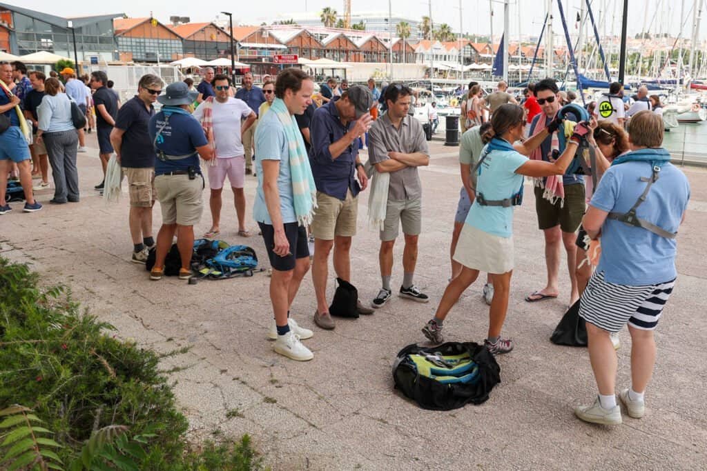 Os participantes começam a vestir o seu equipamento de segurança