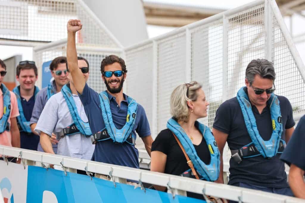 Os participantes mostram-se animados e entusiasmados com o início da regata. Caminhada até aos veleiros.