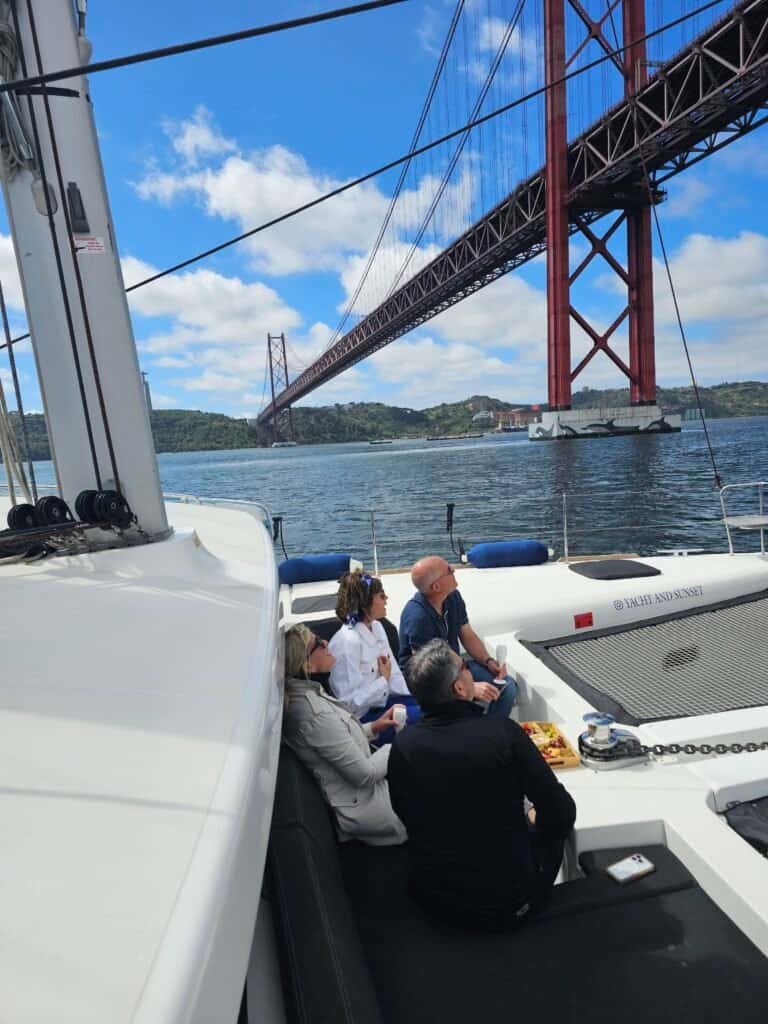 Un grupo de turistas en un paseo en barco por el río Tajo